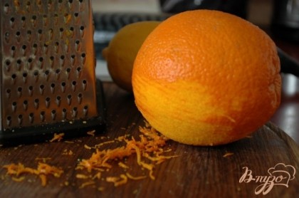 Апельсин промыть, счистить теркой цедру, разрезать пополам и выдавить сок. Соединить сок с цедрой и добавить оливковое масло. Перемешать.