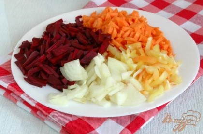Болгарский перец, морковь, лук репчатый, свеклу - все эти овощи необходимо соответствующим образом почистить и нарезать продолговатыми ломтиками, такими небольшими брусочками.