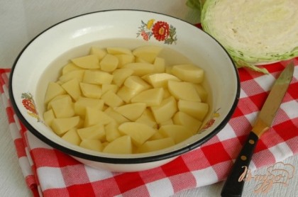 Картофель почистить и нарезать ломтиками.