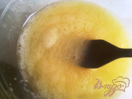 Яйцо слегка взбить с остатками сахара. Лаваш выложить на рабочую поверхность стола, промазать яичной смесью. Масло быстро натереть на терке и равномерно посыпать им лаваш. Затем посыпать свежими крошками.