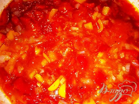Добавить к овощам томатное пюре, тушить 4 минуты до загустения.