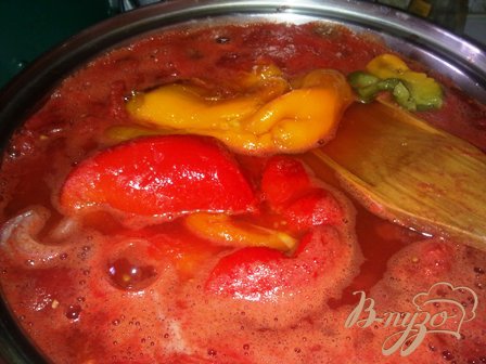 Болгарский перец запекаем, готовый перец  накрываем плотно пищевой пленкой на мину 7-10 . Удаляем кожицу, плодоножки и семечки, и тоже добавляем к помидорам.