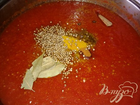 Получившийся сок ставим на огонь, доводим до кипения и добавляем: соль, сахар, перец, уксус, корицу. По вкусу можно добавить куркуму, кориандр, лавровый лист и любые ваши любимые специи.Зелень петрушки, базилика, сельдерея, укропа связываем  в пучок и опускаем в томат, пускай томится и отдаeт свои ароматы томатному соусу. И опять увариваем на медленном огне, не накрывая крышкой почти наполовину в течение 2-3 -х часов.