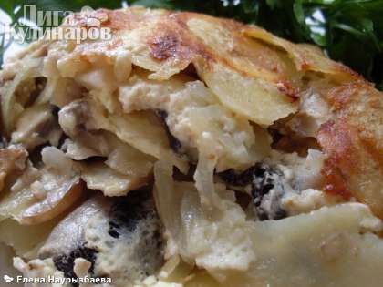 Картофель с грибами сразу горячим раскладываем по тарелкам. Приятного аппетита!