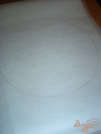 Готовим 6 пергаментных листов, на них делаем разметку с помощью круглой формы, желательно 23-24 см, карандашом.
