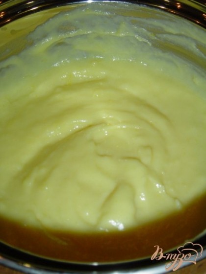 Коржи готовы и мы приступаем к приготовлению крема, для этого желтки растираем с сахаром, ванилином , мукой и 80 мл молока. Остальное молоко закипятить. Тонкой струйкой добавляем в желтки, постоянно помешивая. Довести до кипения, не переставая мешать. Остудить. Размягченное масло взбить. Мешая, добавить масло в желтково-молочную смесь. Влить бренди.Крем должен получиться пышным.