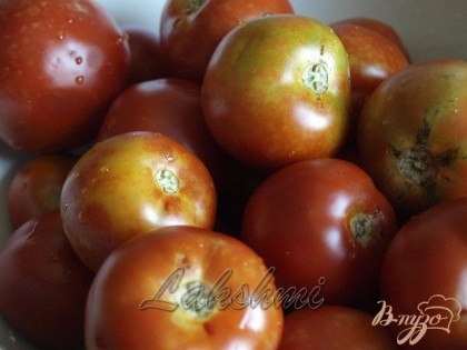 Чистые помидоры наколоть вилкой у плодоножки.
