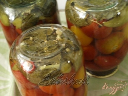 Готово! Залить помидоры слитым рассолом под самый верх и закатать.Поставить под "шубу" до полного остывания.Приятных вам заготовок!!!