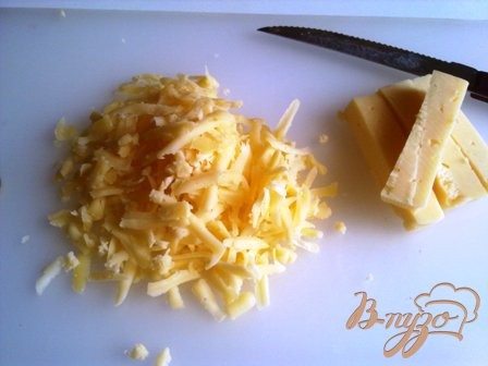 Часть сыра нарезаем брусочками, остальное трем на терке