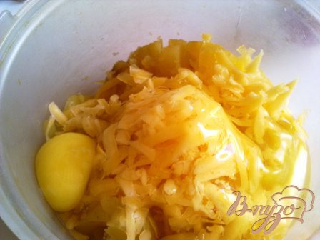 В порезанный картофель добавляем яйцо, сыр. соль и перец по вкусу, измельчаем блендером.