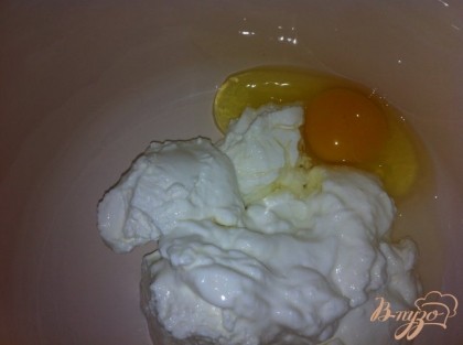 Приготовить начинку: творог протереть через сито, смешать с яйцом, лимонной цедрой, сахарной пудрой и мукой.