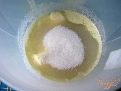 Маргарин или сливочное масло растапливаем в микроволновке, добавляем полстакана сахара и взбиваем миксером.