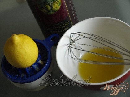 Готовим заправку:оливковое масло смешиваем с лимонным соком и взбиваем венчиком.