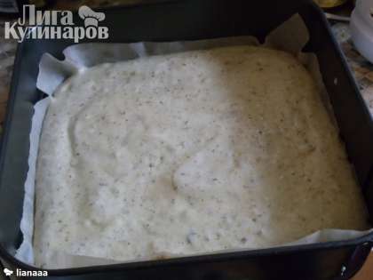 Переложить в застеленную пекарской бумагой квадратную форму (20х20 см) и выпекать 20-25 минут.