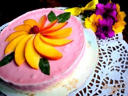 Перед подачей торт вынуть из формы, снять бумагу и украсить сверху дольками персика или по своему усмотрению.