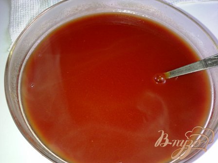 Разводим томатную пасту горячей водой, добавляем сахар и соль, размешиваем.Добавляем к помидорно-морковной массе и тушим на маленьком огне около 1 часа