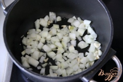 Параллельно готовим соус: мелко нарезать лук и чеснок и спассеровать их до прозрачности на оливковом масле.