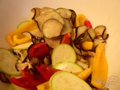 Овощи сложить в миску, залить глазурью и хорошо перемешать.