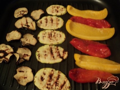 Сковородку гриль хорошо нагреть, выложить в один ряд овощи и жарить по 1-2 мин с двух сторон.