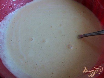 Во взбитые яйца ввести постепенно медово-масляную смесь размешивая в одну сторону.Затем  добавить муку и ванильный сахар. Тесто должно быть, как густая сметана.