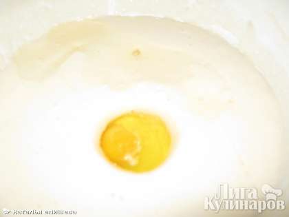 В опару добавляем яйцо и растительное масло, всё перемешиваем и добавляем просеянную муку, замешиваем тесто. Готовое тесто  не должно прилипать к рукам.