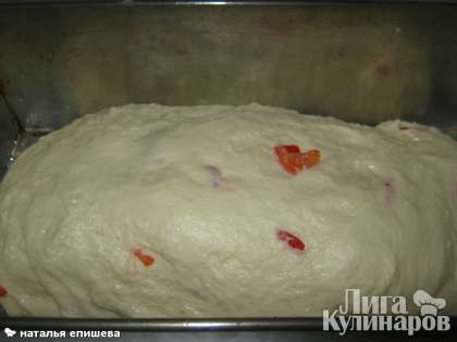 Смазать форму растительным маслом и выложить тесто для домашнего хлеба с паприкой в форму.