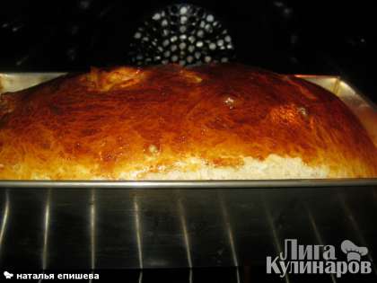 Готовый домашний хлеб с паприкой вынимаем из формы.
