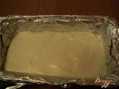 Затем налить слой белого суфле, остудить в морозилке.