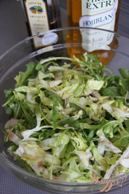 Заправить салатную смесь оливковым маслом и малиновым уксусом.