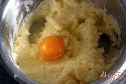 Отварить картофель, растолочь толкушкой / пропустить через мясорубку, посолить, добавить яйцо.