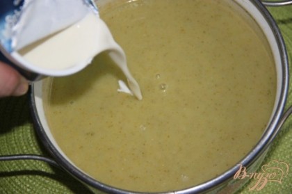 Взбить погружным блендером отварные овощи, добавить сливки, молотый белый перец, мускатный орех и дать супу  покипеть 2-3 минутки.