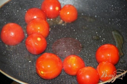 На этом же масле пождарить 1-2 мин. помидорки черри.