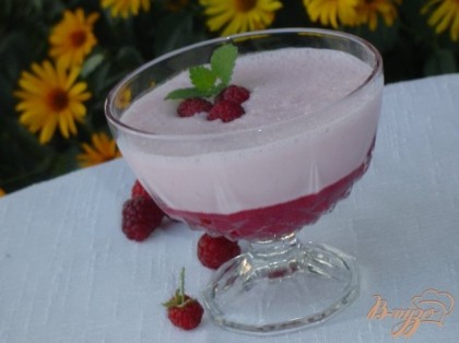 Готово! Тонкой струйкой по стенке стакана наливаем молочно-малиновую смесь. Украшаем ягодами малины!