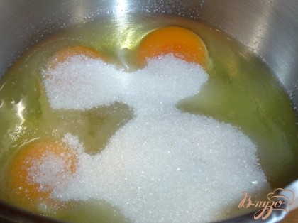 Растираем яйца с сахаром и солью,