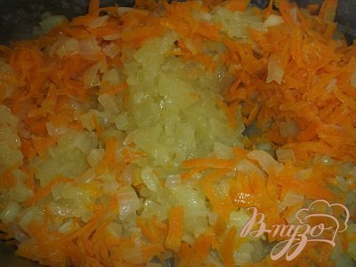 Мелко нарезанный лук обжариваем с морковью на минимальном количестве масла.