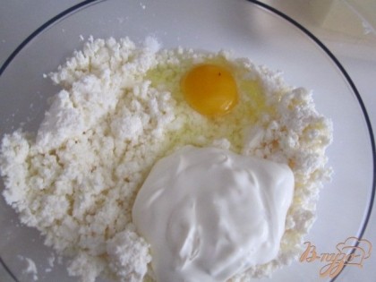 Творог, сметану и яйцо смешать , добавить сахар по вкусу.