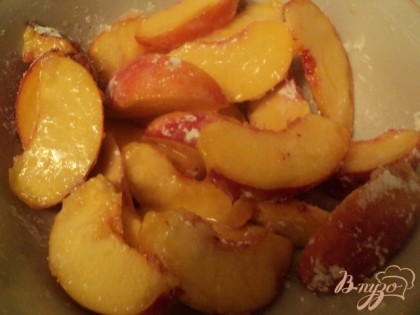 Приготовить начинку: персики порезать дольками, удалив косточки. Осторожно смешать персики с 3 ст.ложками сахара, крахмалом.