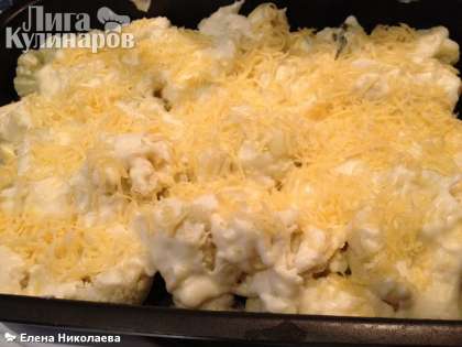 И посыпаем остатками тертого сыра. Отправляем цветную капусту в разогретую до 200 С духовку на 30-35 минут