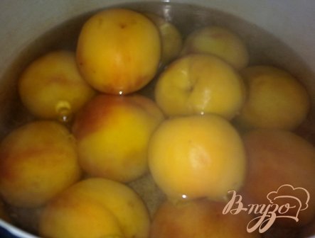 Ставим варить персики в горячую воду минут на 20