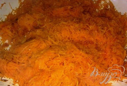 Натертую морковь поджариваем на растительном масле, затем перекладываем в кастрюлю с толстым дном