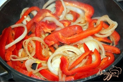 Выложить овощи в глубокую жаровню и обжарить. Добавить соус и чеснок.