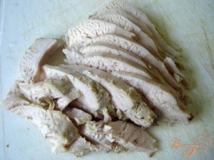 Можно брать любое куриное филе: варёное, обжаренное или запечёное. Я брала запечёное, нарезала тонкими пластинками.