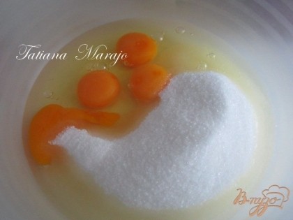 Яйца хорошо перемешать с сахаром.