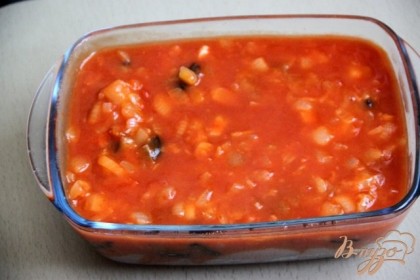 Залить курицу томатным соусом.