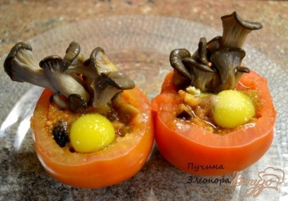 Чистим помидор от серединки наполняем любым овощным рагу.Сверху влить перепелиное яйцо,украсить грибами и отправляем в духовку или микроволновку до готовности.