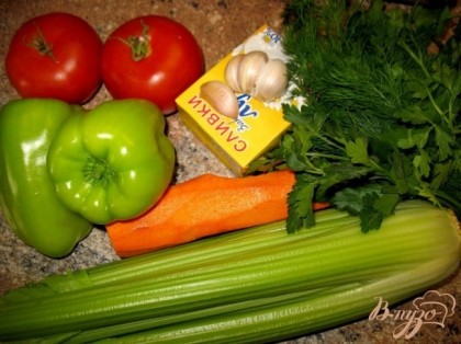 Готовим супчик из стеблей сельдерея...морковка1шт.,2перчика,2помидорки,кабачок,зелень,сливки...
