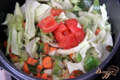 Добавить очищенные и порезанные помидоры, коренья, листья. Залить водой на 1 палец выше овощей.