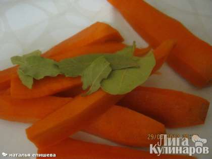 Морковь моем, чистим и крупно нарезаем.
