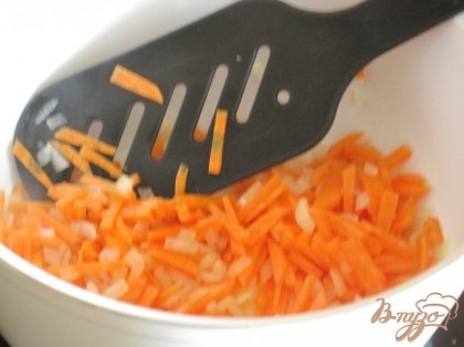 Нарезать мелко лук и слегка обжарить на подсолнечном масле в сотейнике.Морковь нарезать соломкой, добавить к луку и слегка обжарить.