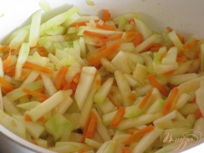 Кабачок нарезать соломкой добавить к овощам и потомить.